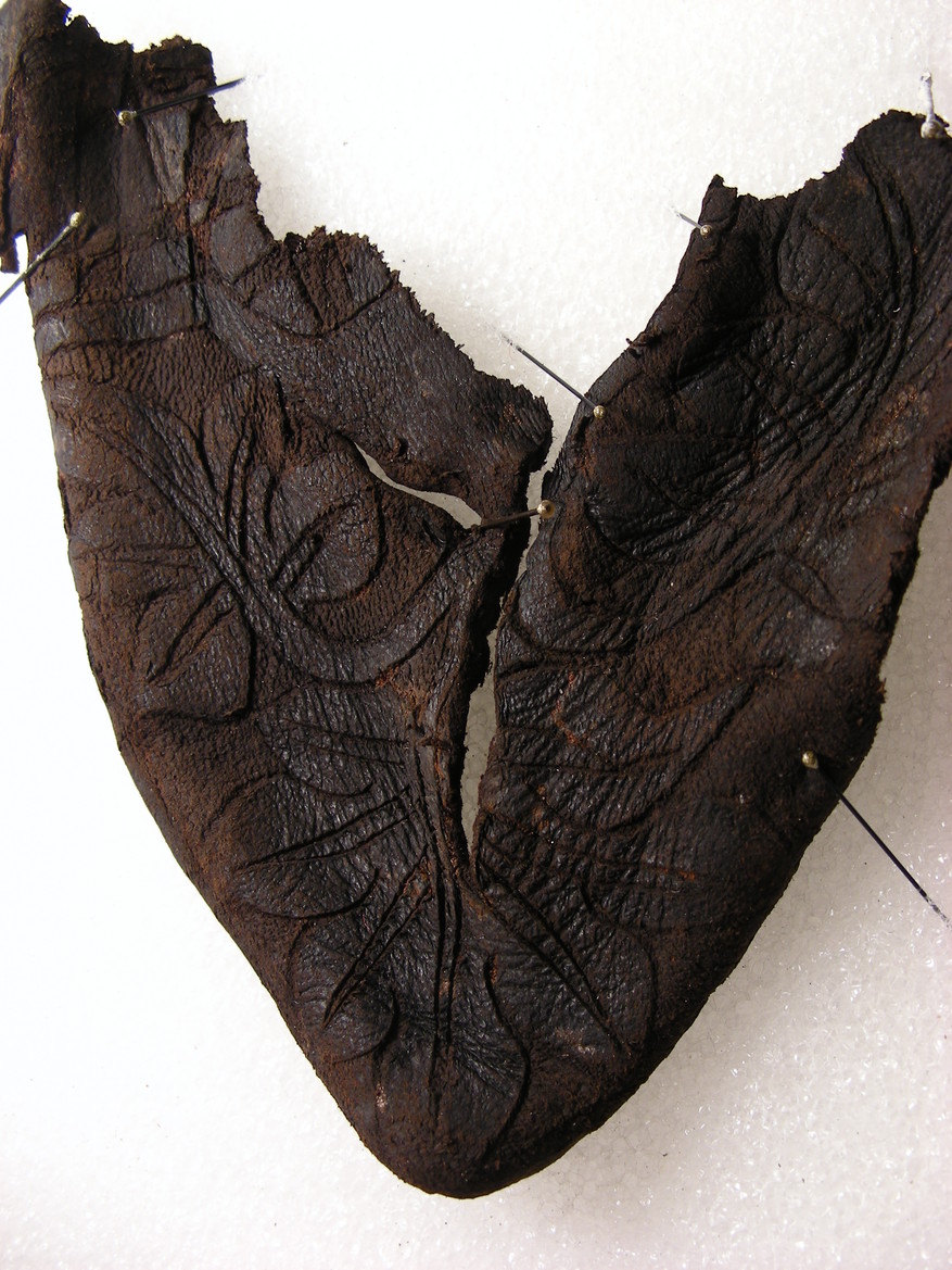Fig. 1 Fragment d’une bottine en cuir datant de la 2ème moitié du XIVe siècle. Photo Marquita Volken / Gentle Craft